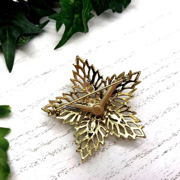 Vintage Gold-Tone Star Leaf Brooch Pin With Intricate Openwork Design - Picture 2 of 4
